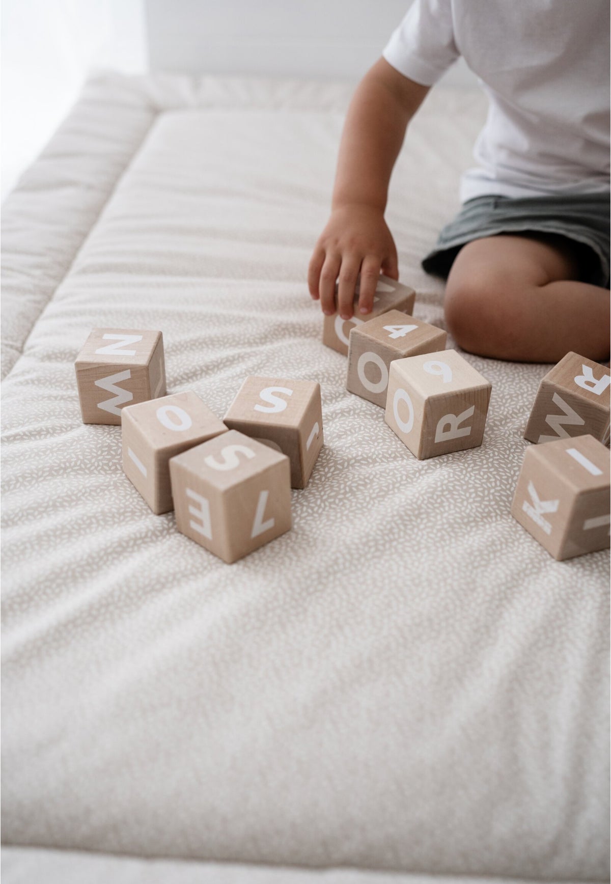 Spiel-und Krabbeldecke, Krabbelmatte für Babys 140x140cm, zarte Blätter, BAUMWOLLE